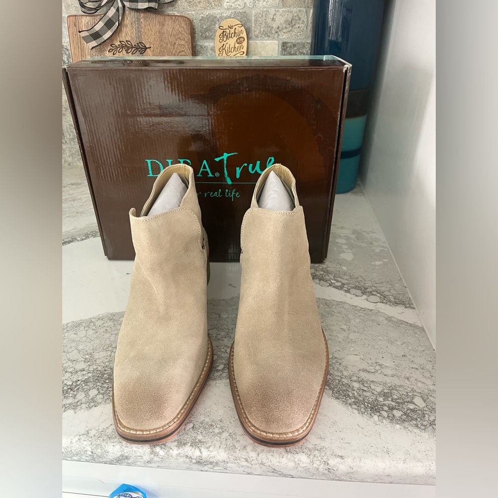 Diba True Caspian Women’s Booties Beige Suede Ankle Casual Boots- NIB - Picture 2 of 4